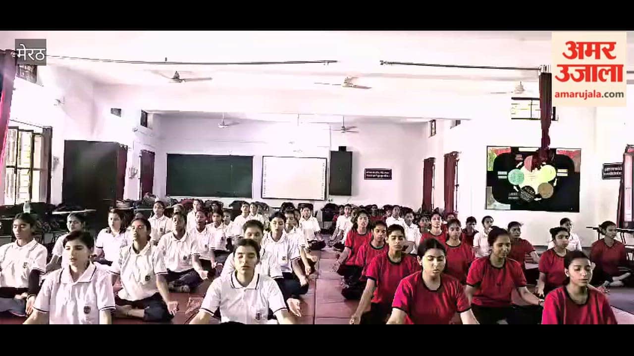 70 female students received yoga training at RG PG College.