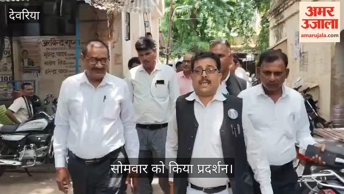 नायब तहसीलदार की कार्यशैली से नाराज अधिवक्ताओं ने किया प्रदर्शन