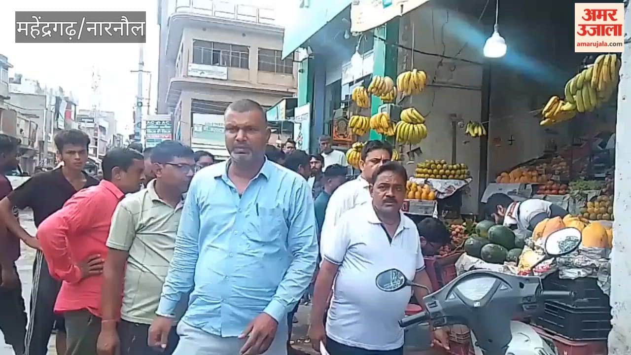 In Mahendragarh, the municipal authority removed encroachments from the shopping complex and issued challans to shopkeepers.