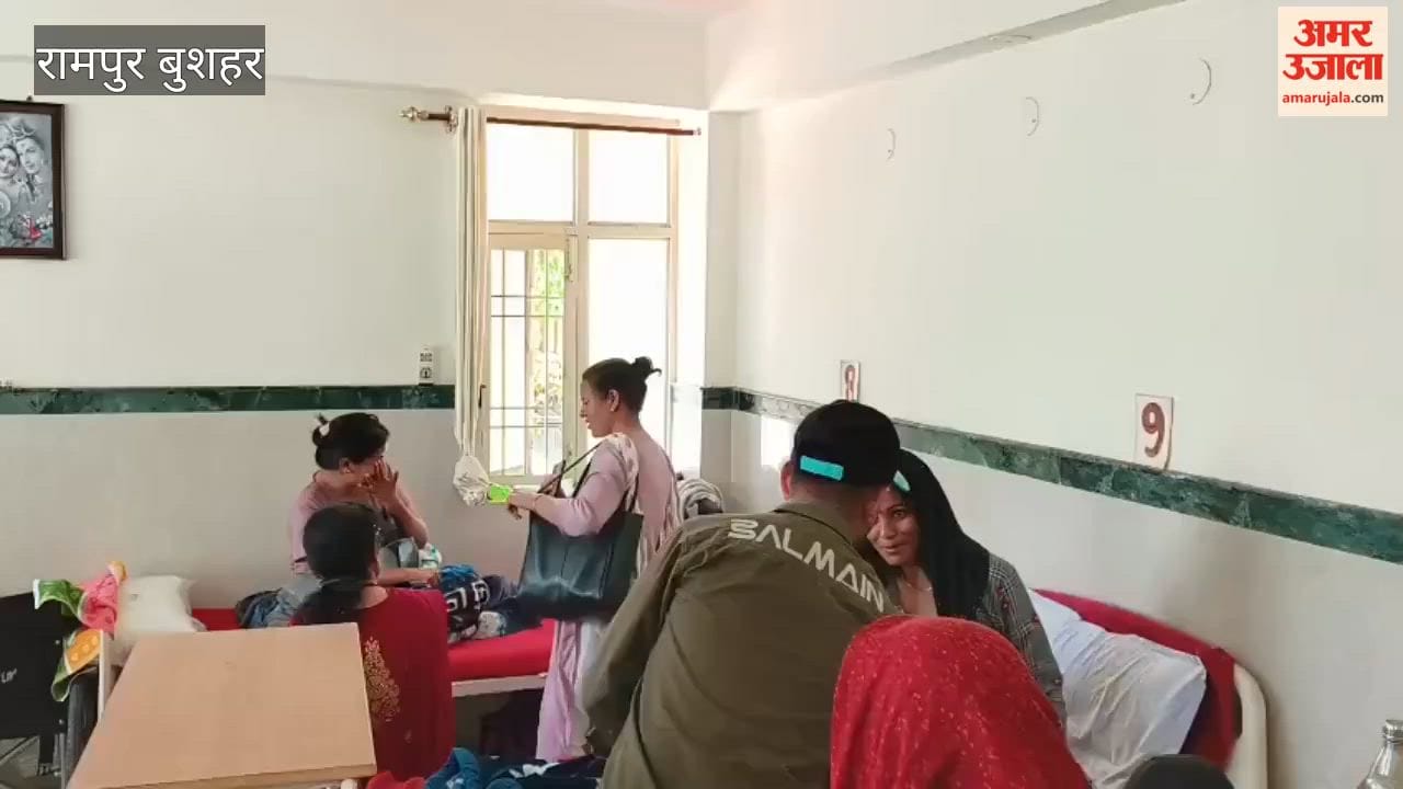 Rampur Bushahr Congress distributed fruits to patients on Pratibha Singh's birthday