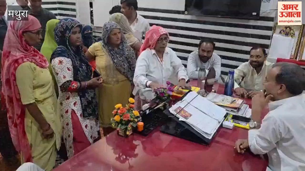 Women troubled by waterlogging raised their voices at municipality