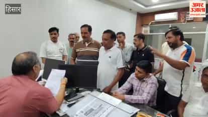 Traders in Hansi demanded that the Municipal Council transfer the shops to their names.