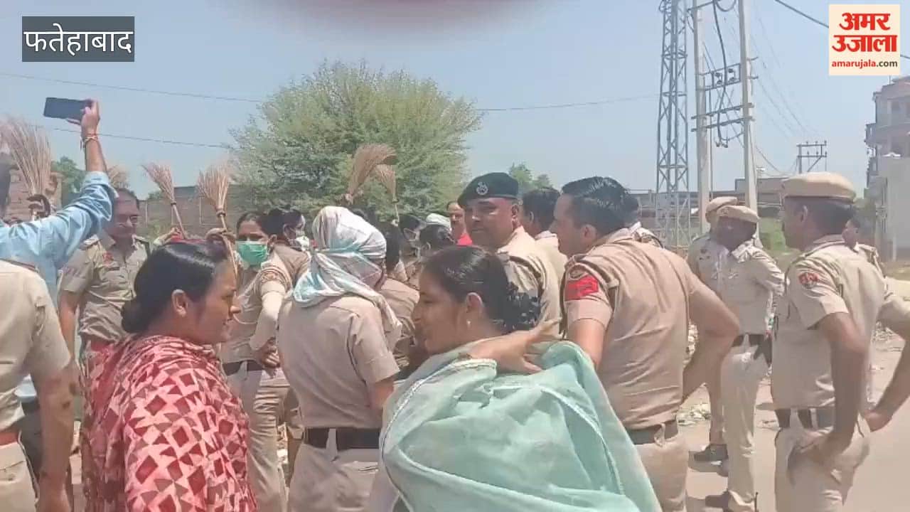 ratiya fatehabad municipality removed garbage using a JCB in the presence of police; police detained 36 sanitation workers