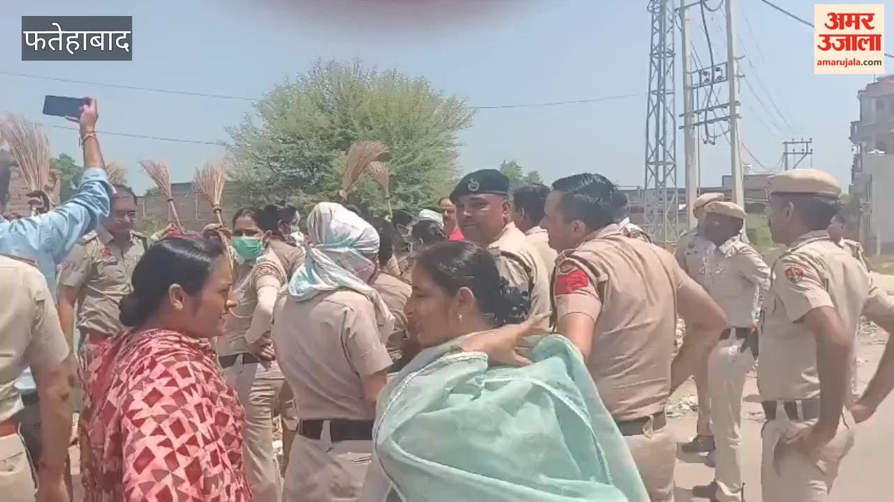 ratiya fatehabad municipality removed garbage using a JCB in the presence of police; police detained 36 sanitation workers