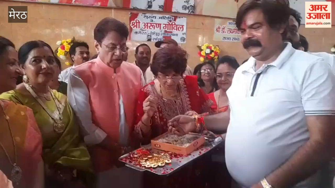 Meerut: Women tied Rakhi to MP Arun Govil.