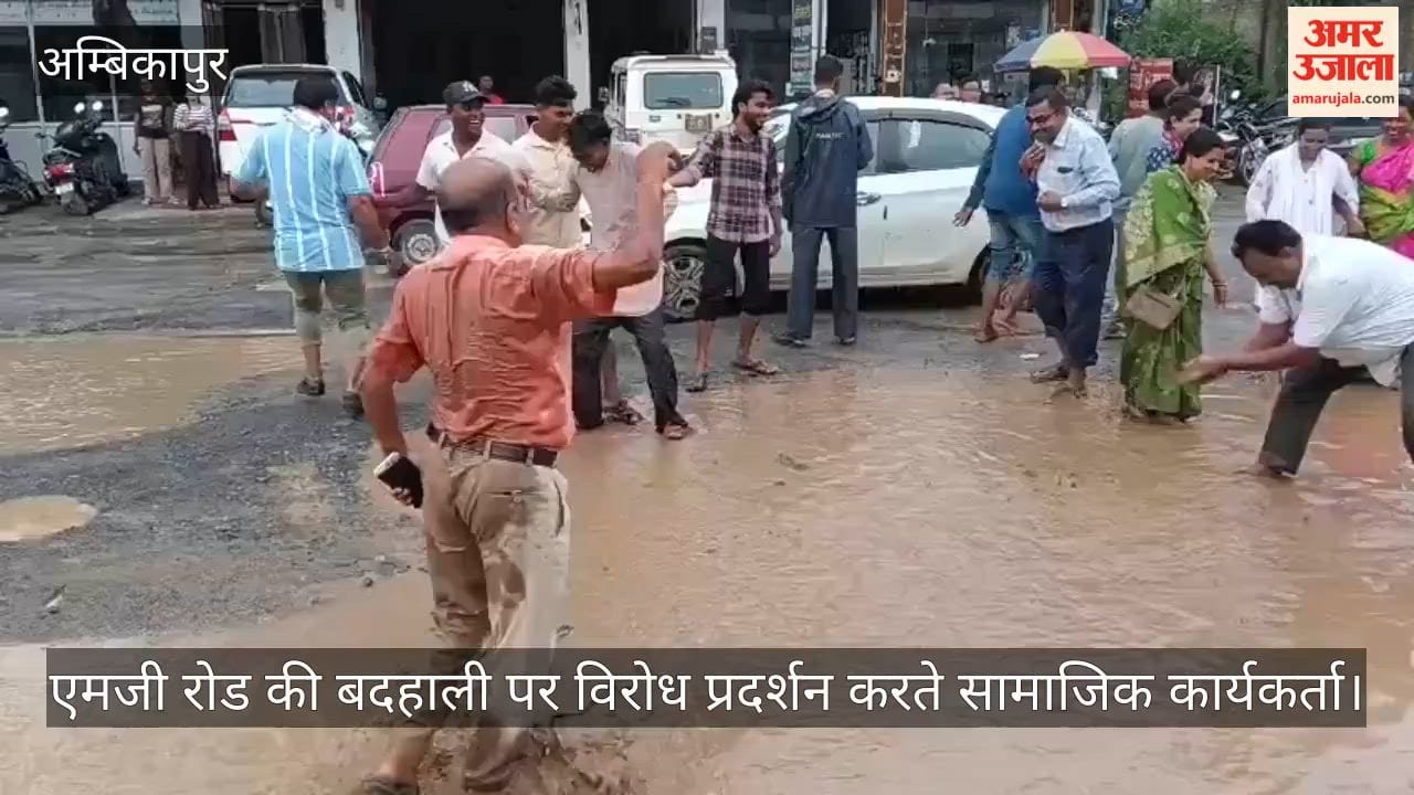 A unique protest against the poor condition of MG Road, social workers danced to the tune of folk songs.