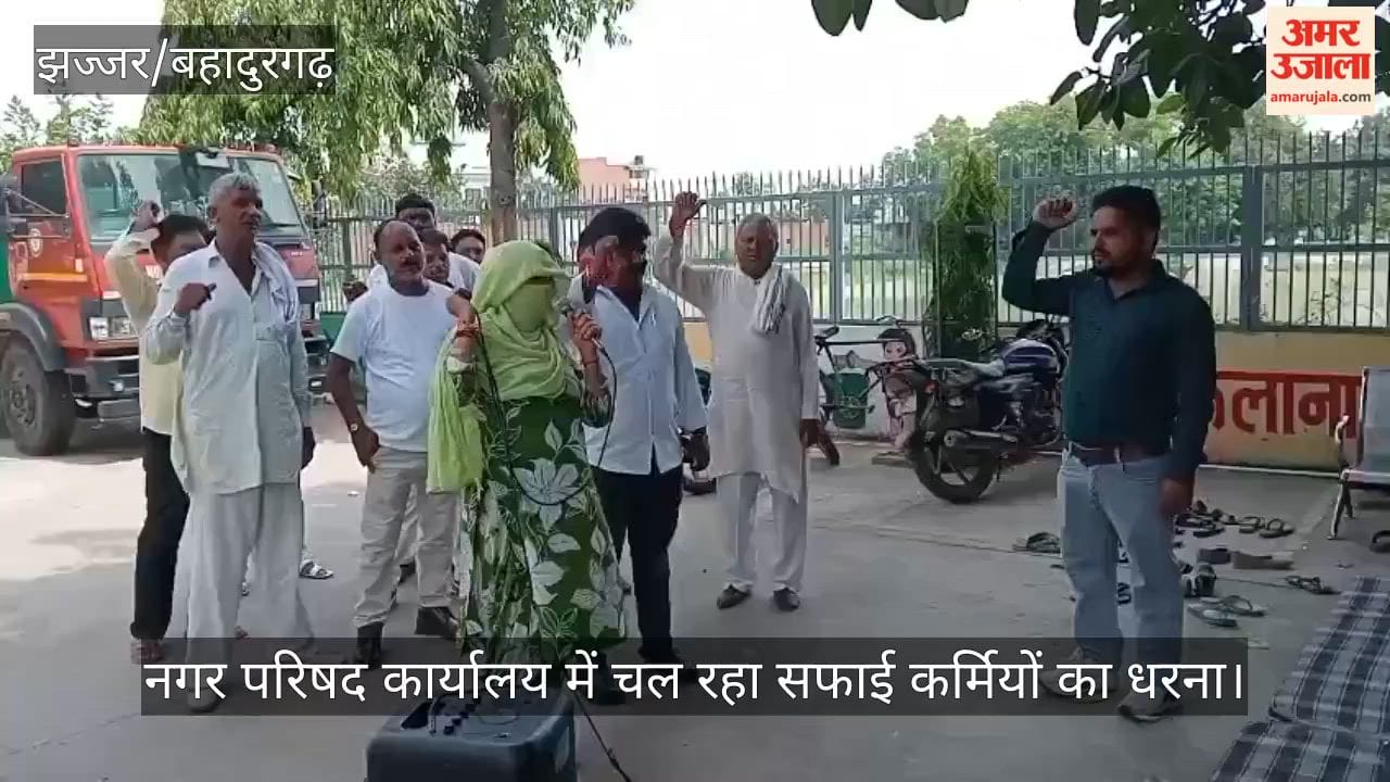 Jhajjar: Garbage collection vehicles were made to unload at Bikaner Chowk; strike extended until September 2.