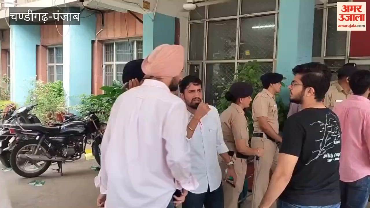 Gates closed at the UILS department; students argue with the police.