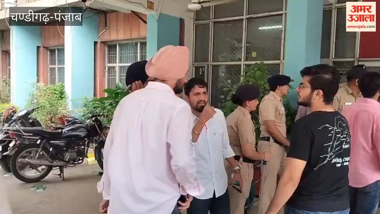 Gates closed at the UILS department; students argue with the police.