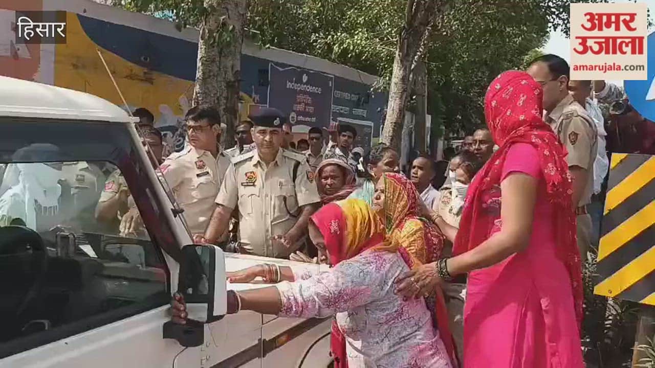 Uproar in Hisar again over garbage collection; female sanitation worker blocks officials vehicles.