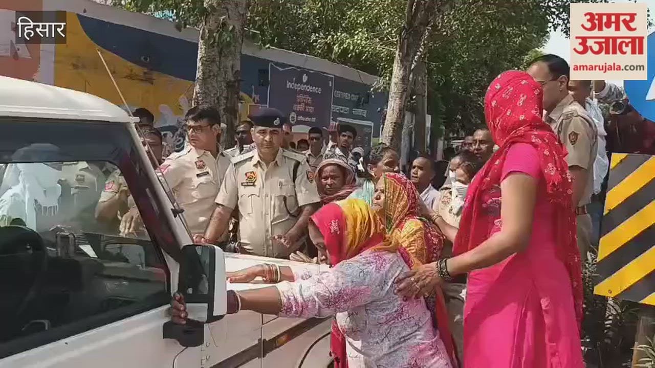 Uproar in Hisar again over garbage collection; female sanitation worker blocks officials vehicles.