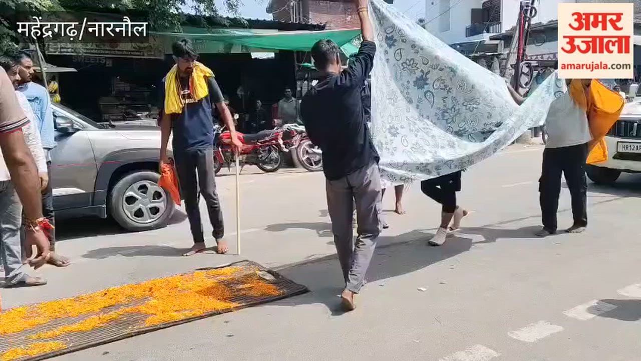 Narnaul Shyam devotee Keshav embarked on a 160-kilometer Dandvat Yatra devotees showered him with flowers upon his arrival in Nangal Chaudhary.