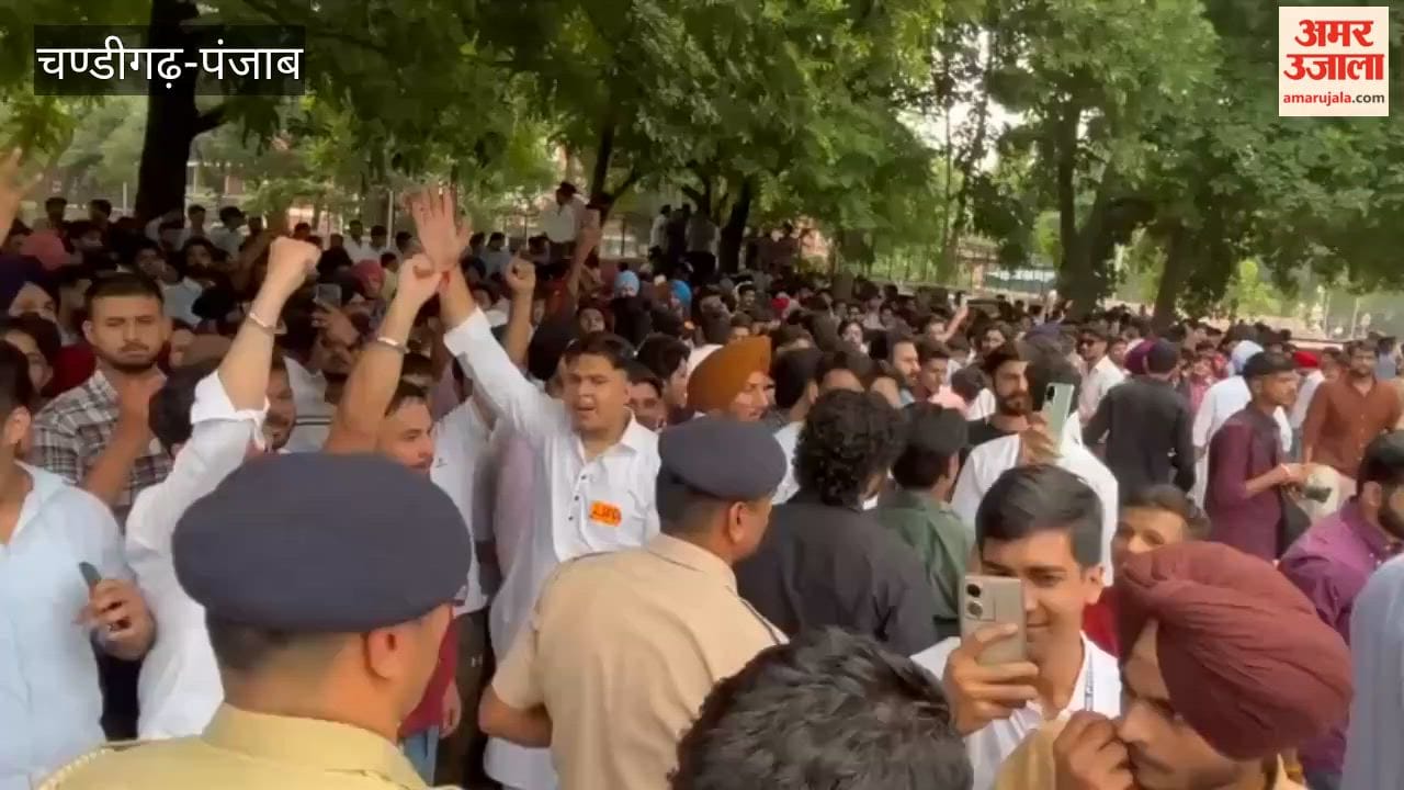 Fierce slogan-shouting took place outside SD College between supporters