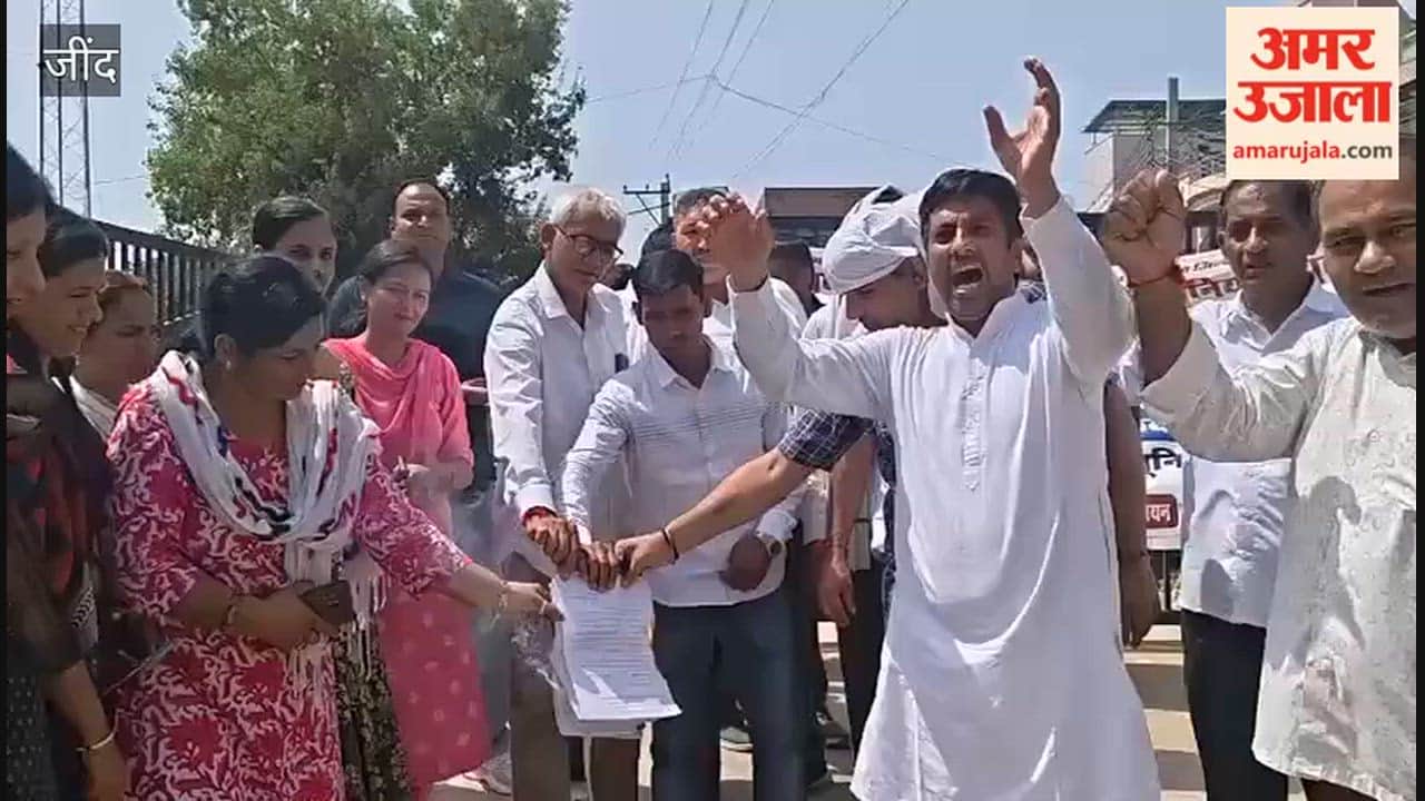 Jind: Electricity employees burned copies of the HERC notice, demanded a halt to the parallel licensing process in Nuh-Gurugram, and raised slogans against the government.