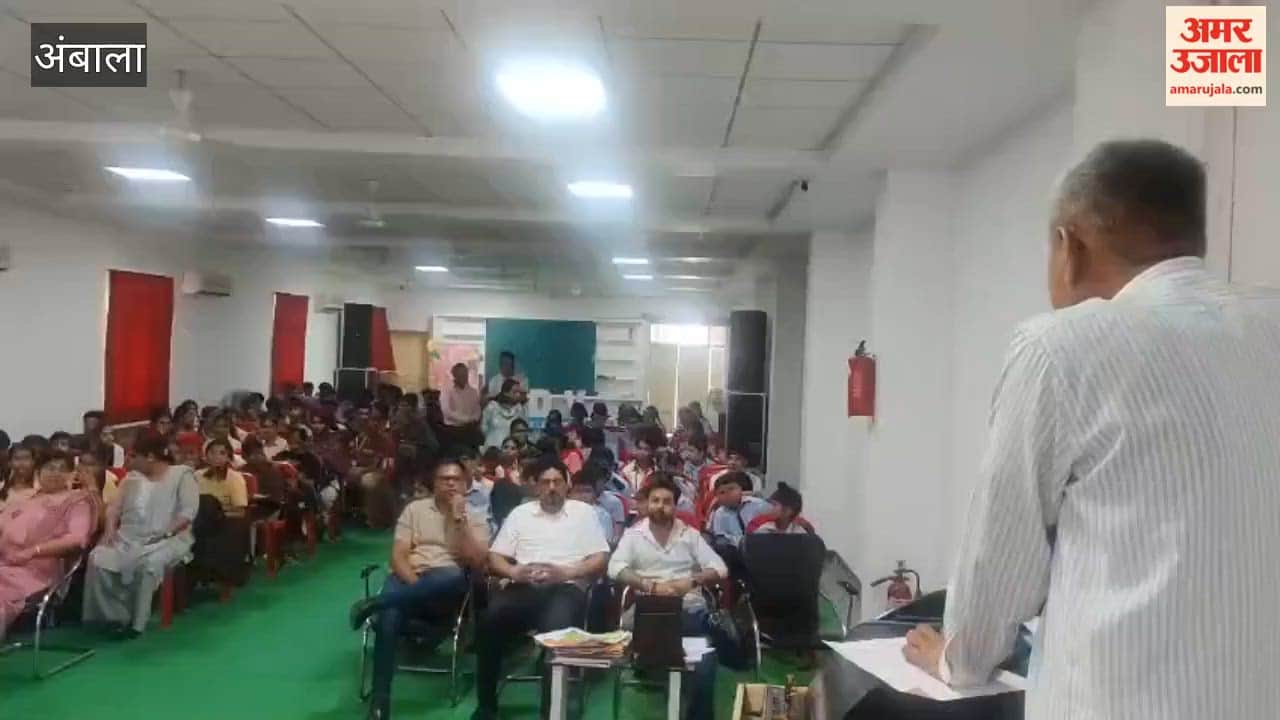 Ambala: To curb the rising number of accidents, the Amar Ujala Foundation organized a 'Police Pathshala' (police-led educational session); the RTA taught traffic rules at SD Vidya School.