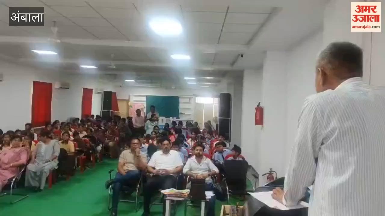Ambala: To curb the rising number of accidents, the Amar Ujala Foundation organized a 'Police Pathshala' (police-led educational session); the RTA taught traffic rules at SD Vidya School.