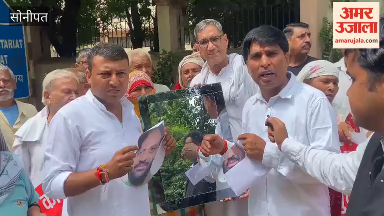 Protest in Sonipat against pension cuts for the elderly, featuring the use of mirrors.