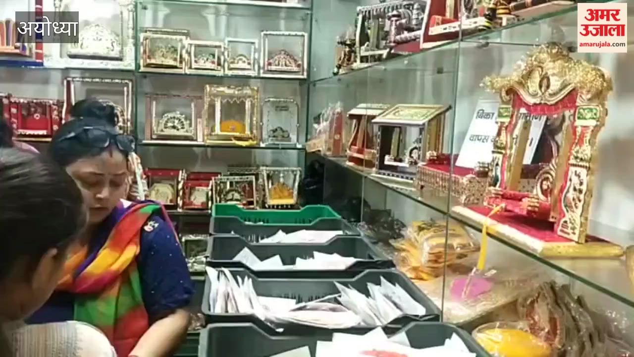 अयोध्या में कान्हा की पोशाक से झूले तक, जन्माष्टमी पर गुलजार हुआ बाजार