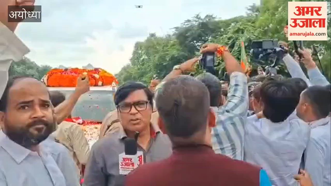 अयोध्या के रुदौली में चार बुलडोजरों से पुष्पवर्षा कर राष्ट्रीय महामंत्री हरीश द्विवेदी का हुआ स्वागत