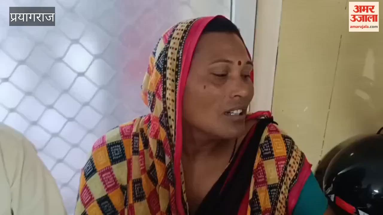 Relatives of the injured arrived at SRN Hospital following the firecracker factory explosion; they stated that no ambulance was available and they had to transport the injured in a 'Chhota Hathi' (mini-truck).