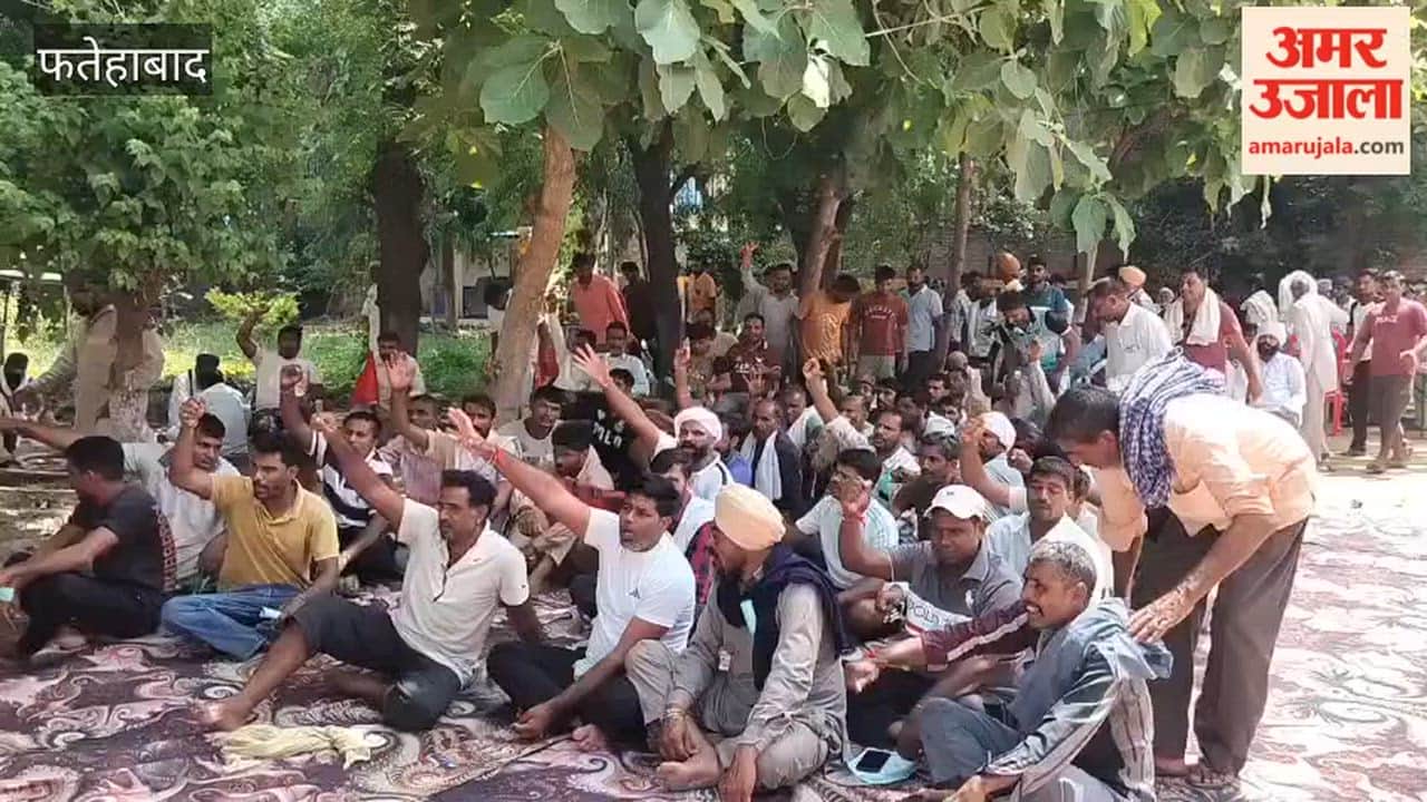 Laborers begin a sit-in protest at the Tohana Central Warehouse; raise slogans against the contractor.