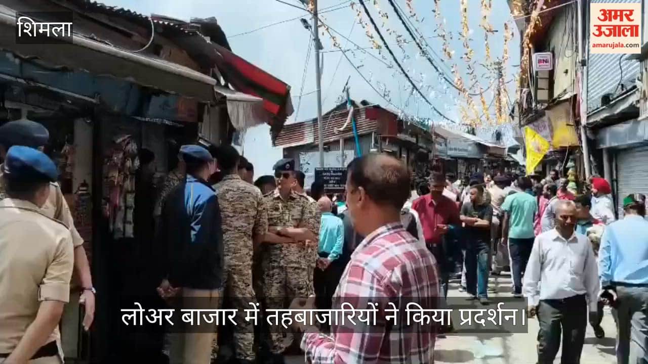 Street vendors protest in Lower Bazaar; heated exchange between CITU office-bearers and the police.
