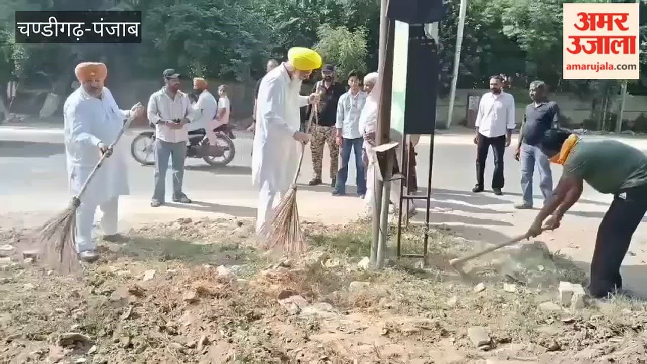 MLA Gurditt Singh Sekhon and Council President Babbu Ahuja took to the streets of Faridkot with brooms.