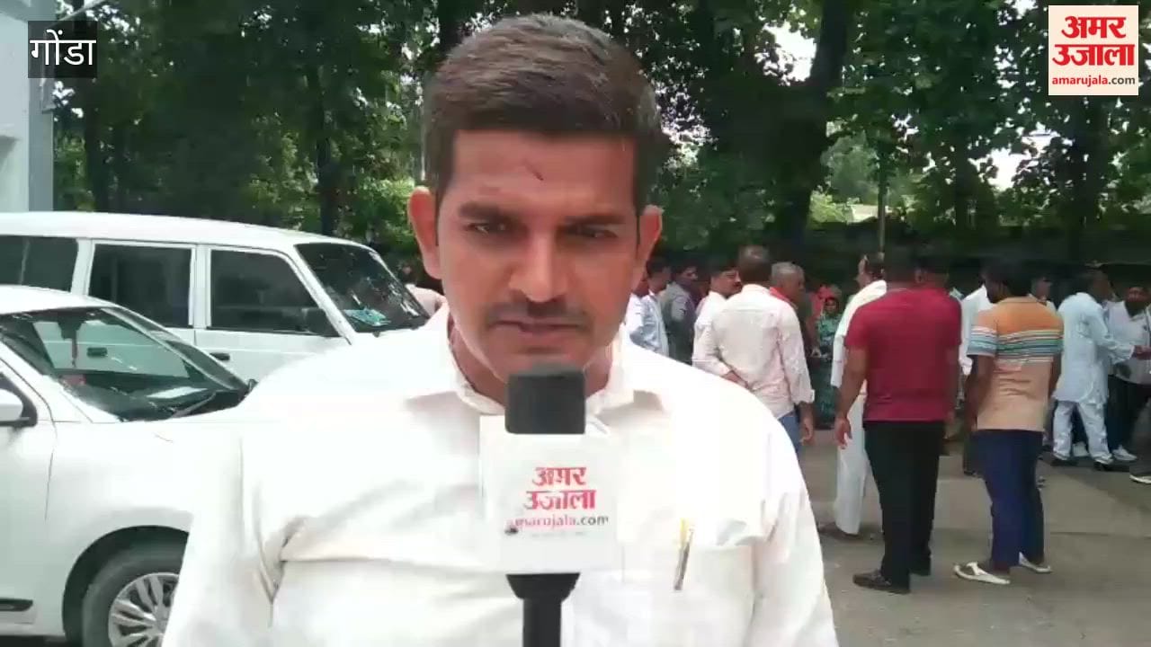 गोंडा में डीपीओ का अभद्र टिप्पणी वाला ऑडियो वायरल, सफाई कर्मियों ने शुरू किया धरना