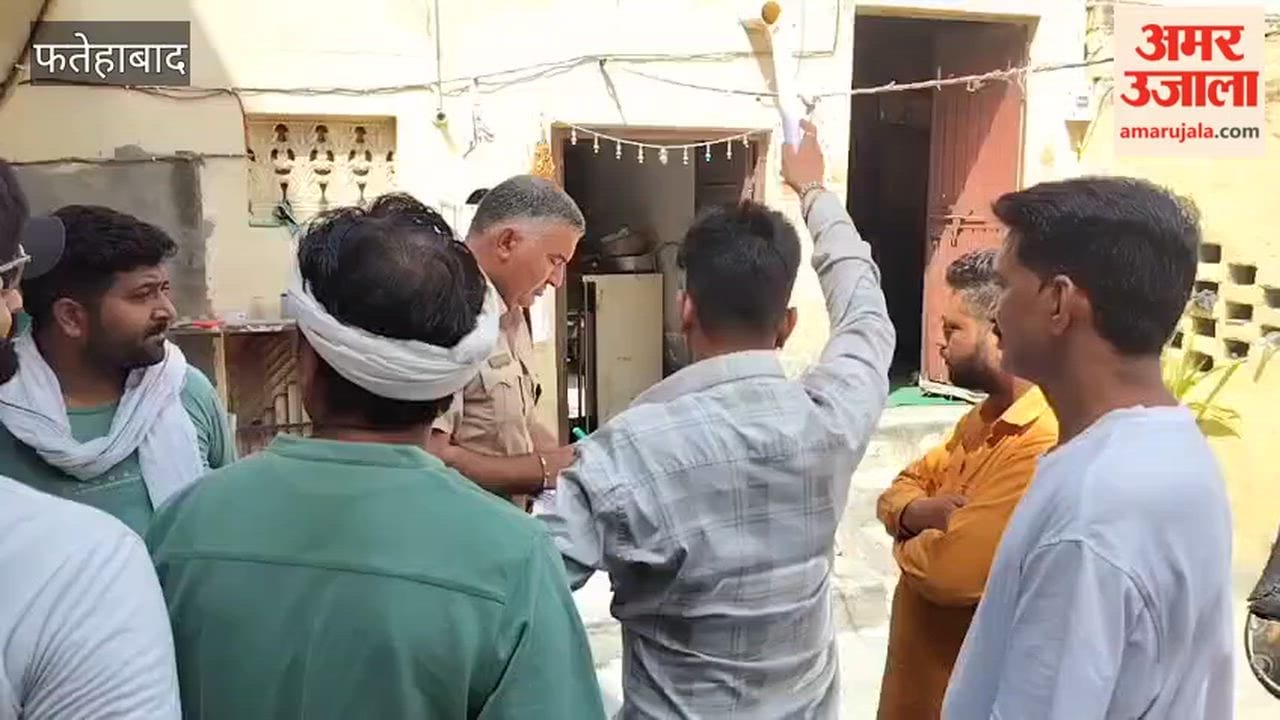 Rs 31,000 and gold and silver jewelry stolen after breaking the lock of a house in Fatehabad's Jandi Mohalla.