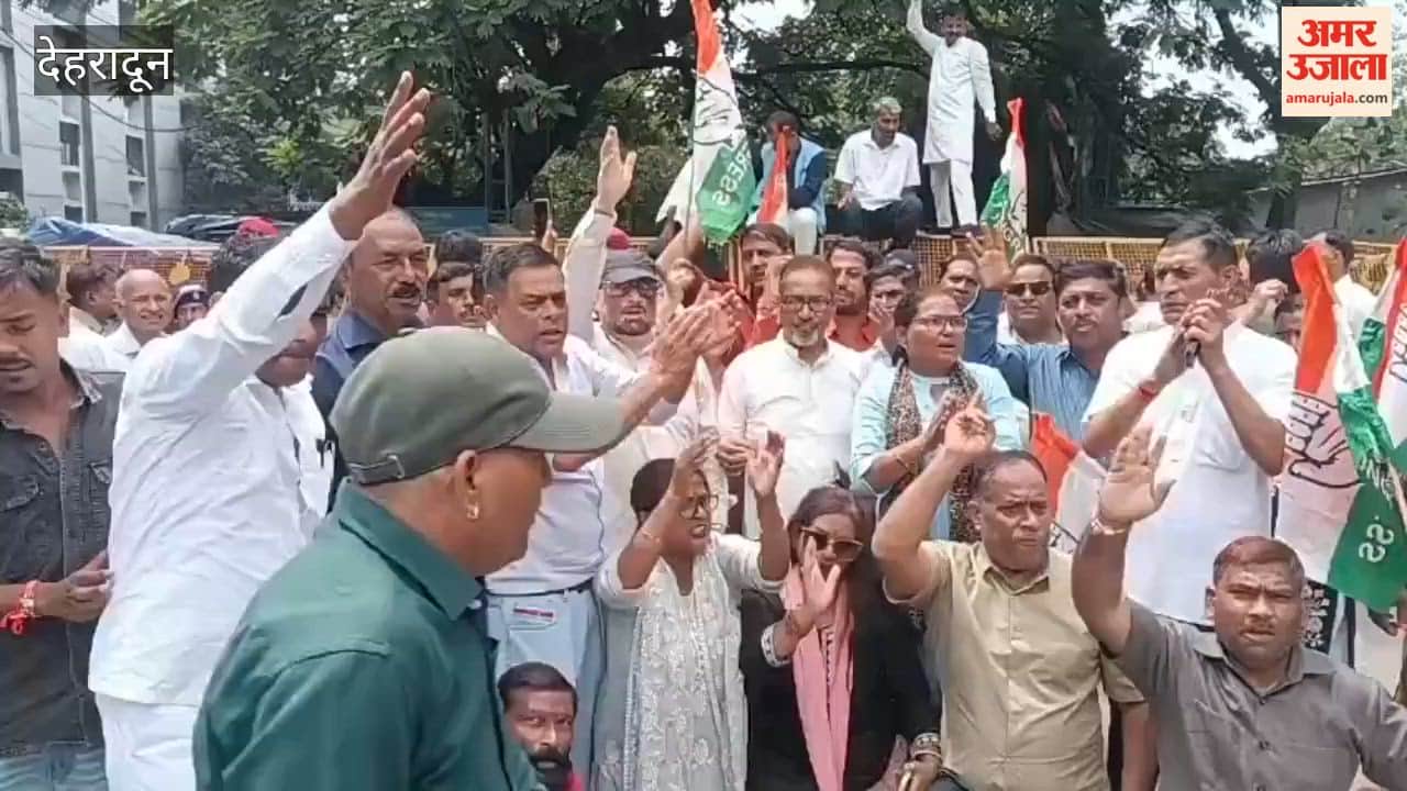 Congress workers arrived to lay siege to residence of BJP State President Mahendra Bhatt