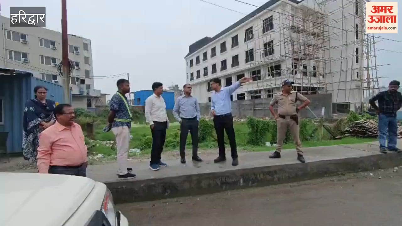 Haridwar:DM Mayur Dixit inspected Haridwar's roads to ensure they are free of potholes