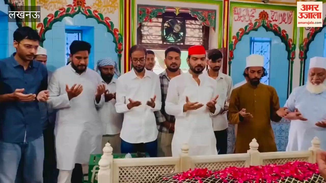 नेपाल बाढ़ आपदा पर लखनऊ में उठे दुआ के हाथ, सपा नेता ने दादा मियां मजार पर चढ़ाई चादर