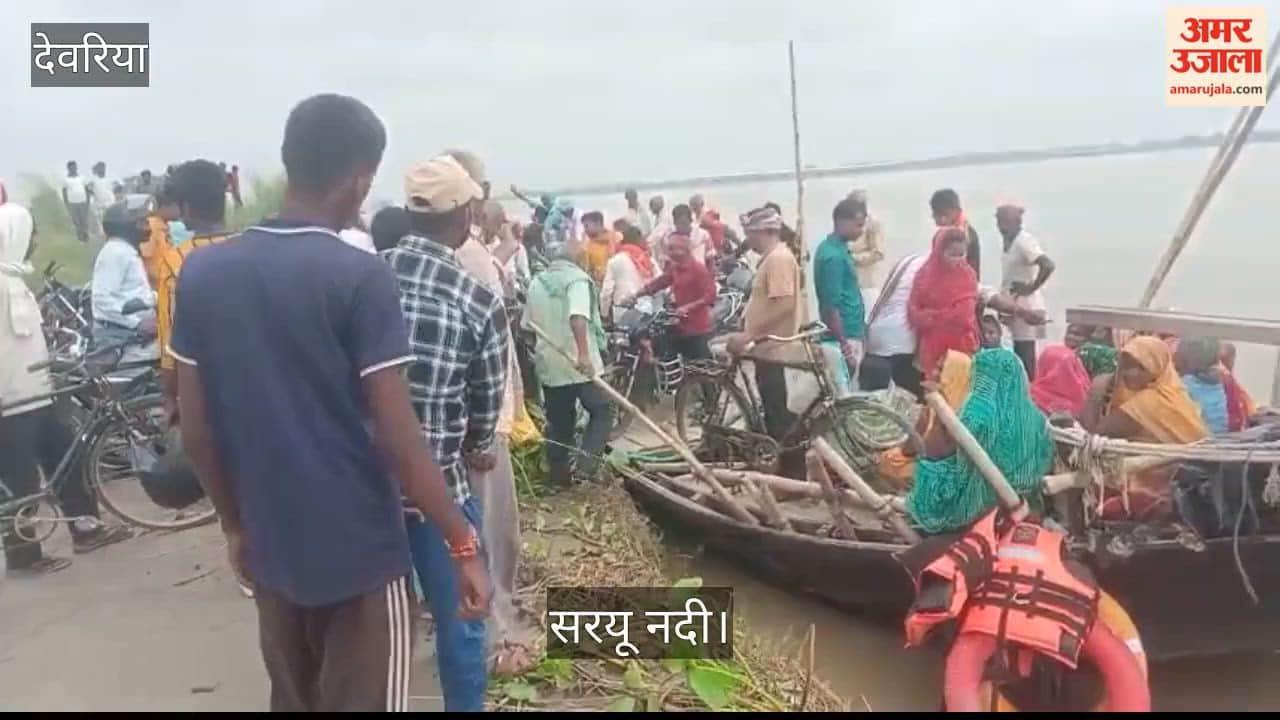 Due to the decrease in water level and the closure of the government boat, there was a scramble to board the private boat, causing trouble.