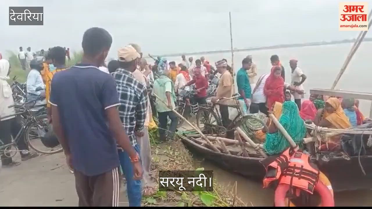 Due to the decrease in water level and the closure of the government boat, there was a scramble to board the private boat, causing trouble.