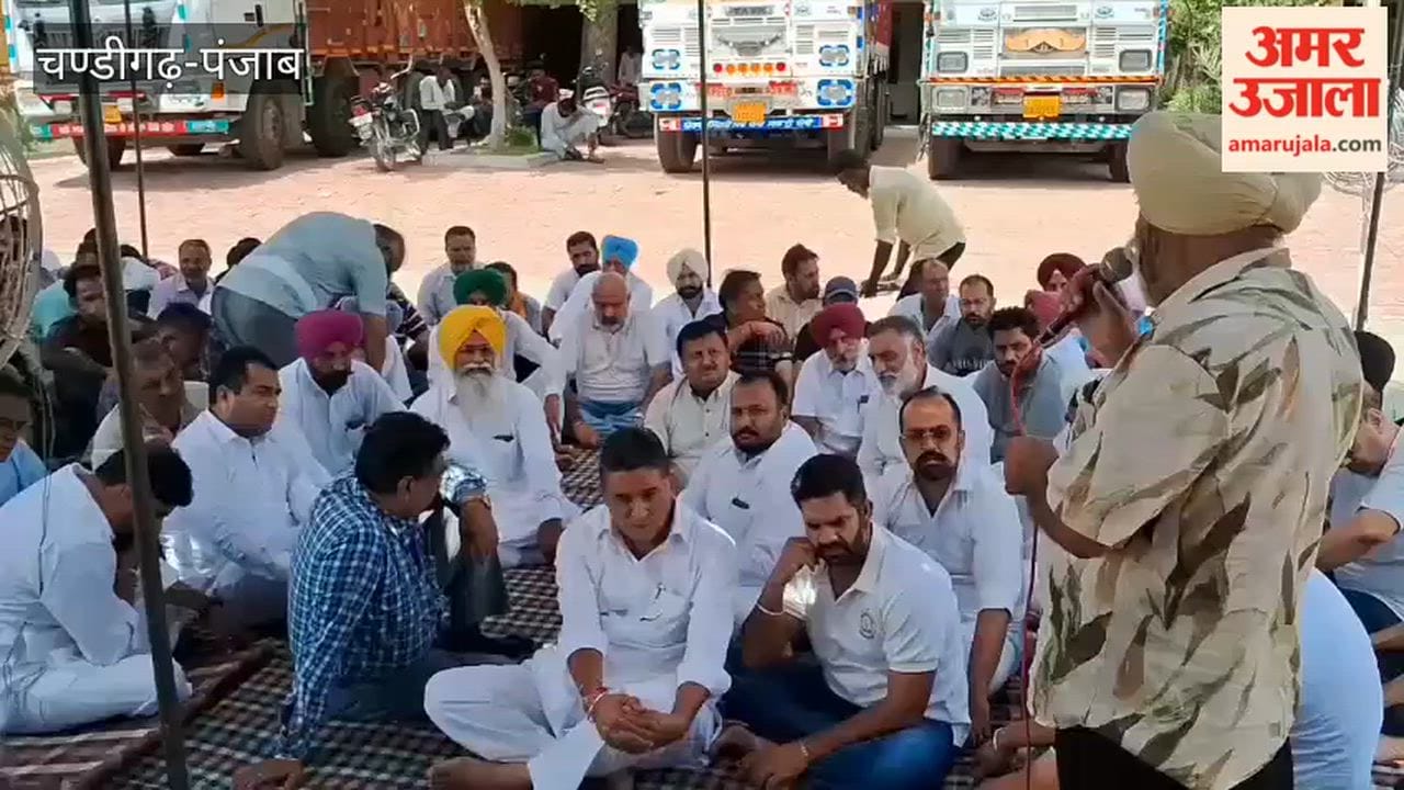 Commission agents continue their protest in Kotkapura Mandi over the ₹55 crore issue.