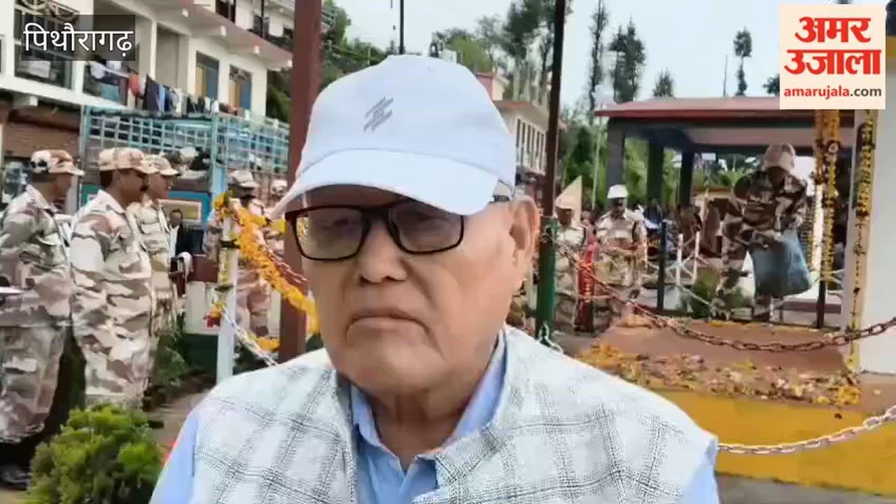 Tribute paid to the late Padma Shri Hukam Singh Pangti in Munsiyari by offering flowers.