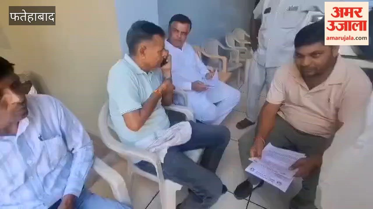 Electricity department employees in Tohana fatehabad submitted a memorandum to Congress MLA Paramvir Singh's private secretary.