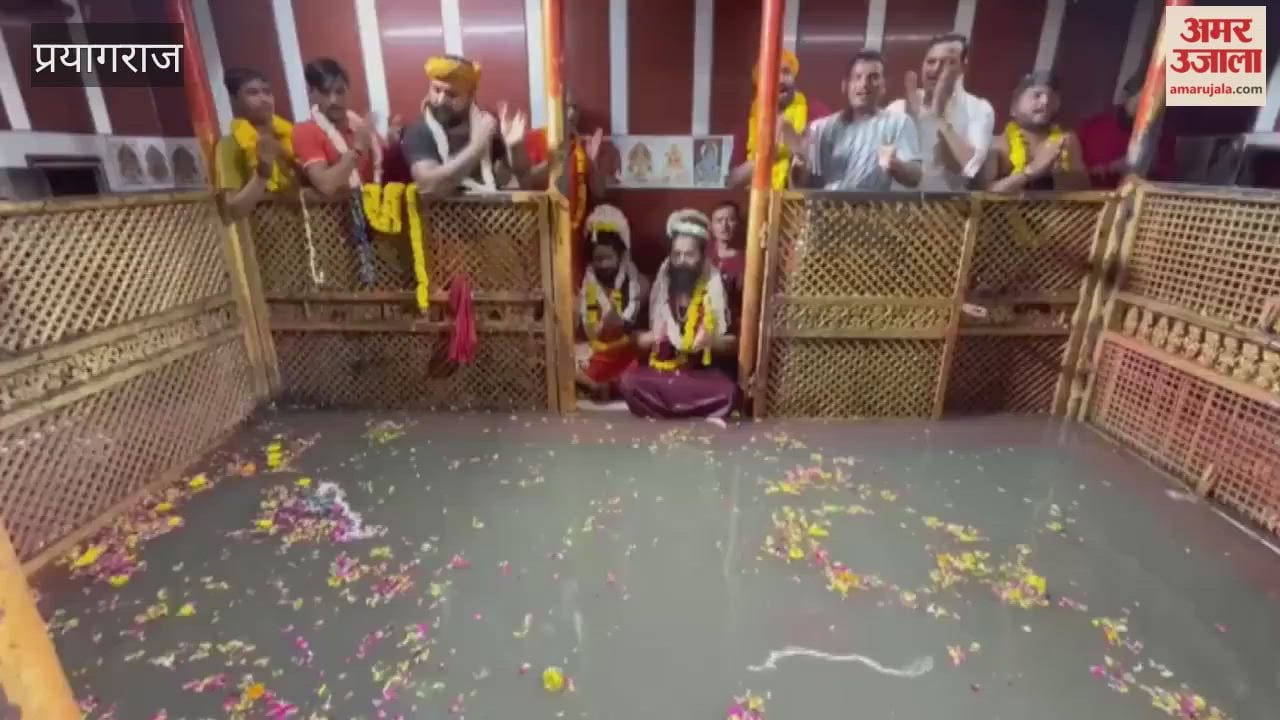 Mother Ganga bathes Shri Bade Hanumanji; the Sangam area resounds with chants.