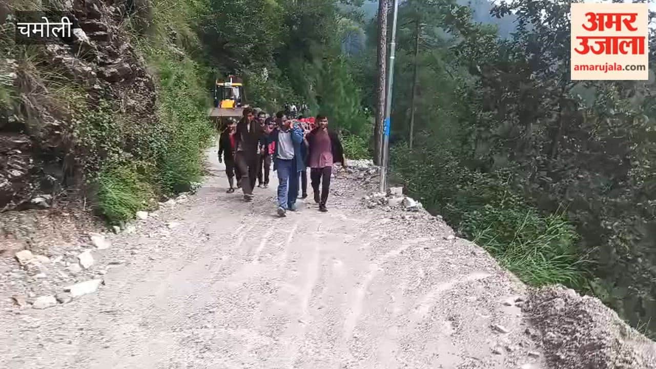 Chamoli Bear attacks woman; she is taken to the hospital using a makeshift stretche