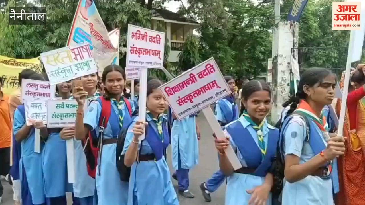 Mayor Gajraj Singh Bisht inaugurated Sanskrit Shobha Yatra organised by Uttarakhand Sanskrit Academy Haridwar by showing the green flag