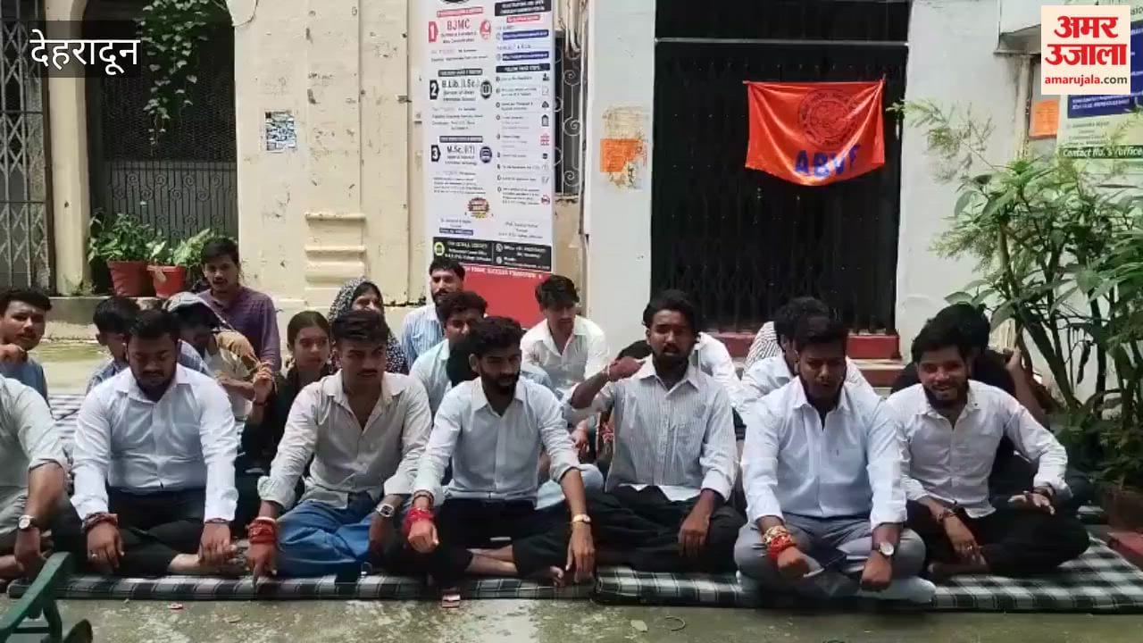 ABVP activists stage a protest against the management at DAV College Dehradun News