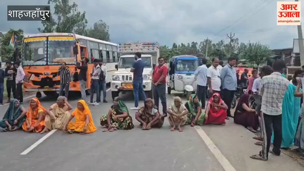 angry women block highway in SHahjahanpur