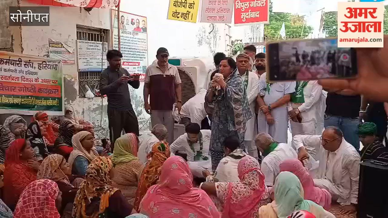 Sunaina Chautala extends support to sanitation workers on strike for 27 days in Sonipat.