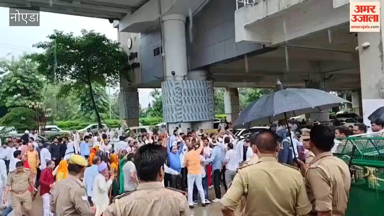 Farmers reached Greater Noida Authority office carrying Tricolour amidst rain