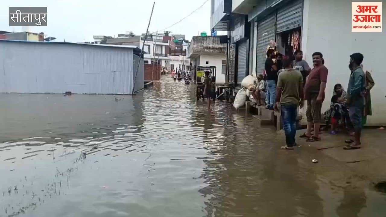 सीतापुर: खतरे के निशान से 1.25 मीटर ऊपर पहुंचा जलस्तर, गृहस्थी और मवेशी लेकर सुरक्षित ठिकाने की ओर जा रहे लोग