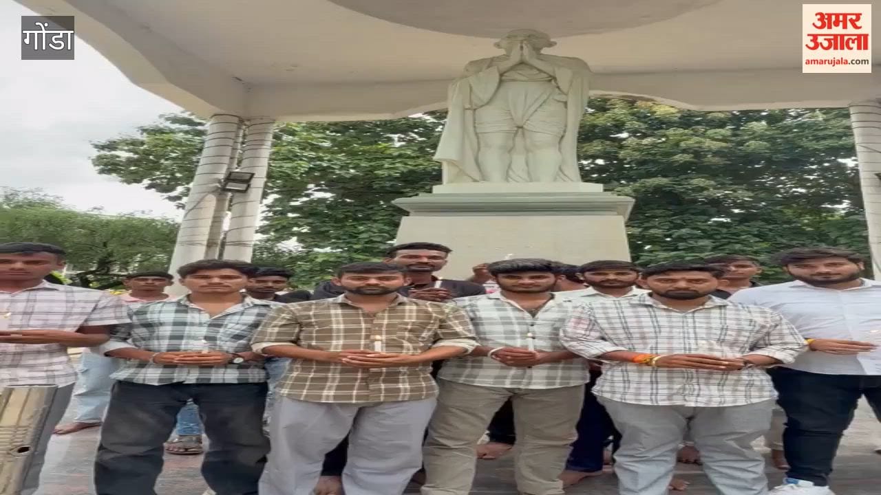 गोंडा: शिक्षा व्यवस्था के विरोध में बारिश में जलाई मोमबत्ती
