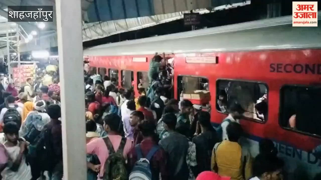 Commotion at Shahjahanpur railway station over boarding the Ayodhya Express