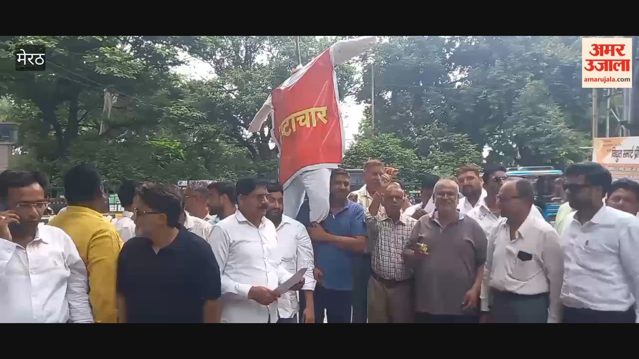 Meerut: Traders Protest Against Alleged Corruption in Power Department, Burn Effigy