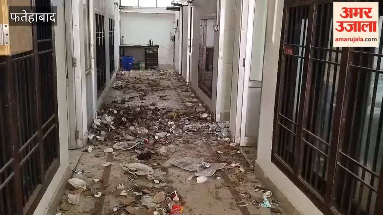 Garbage thrown in officers' rooms in Fatehabad, Municipal Council work stalled