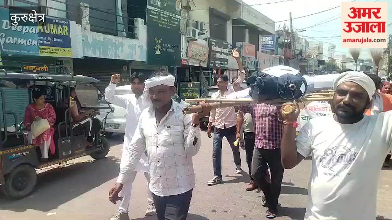 Municipal sanitation workers in Kurukshetra up in arms; burn effigy of Haryana government.